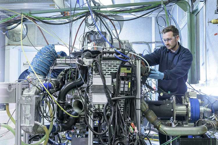 1528101262152923.jpg 發(fā)動機(jī)實驗室.jpg